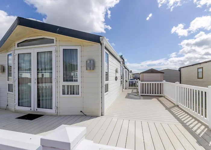 Beautiful, Pet Friendly Caravan By The Beach In Suffolk Ref 40126Nd