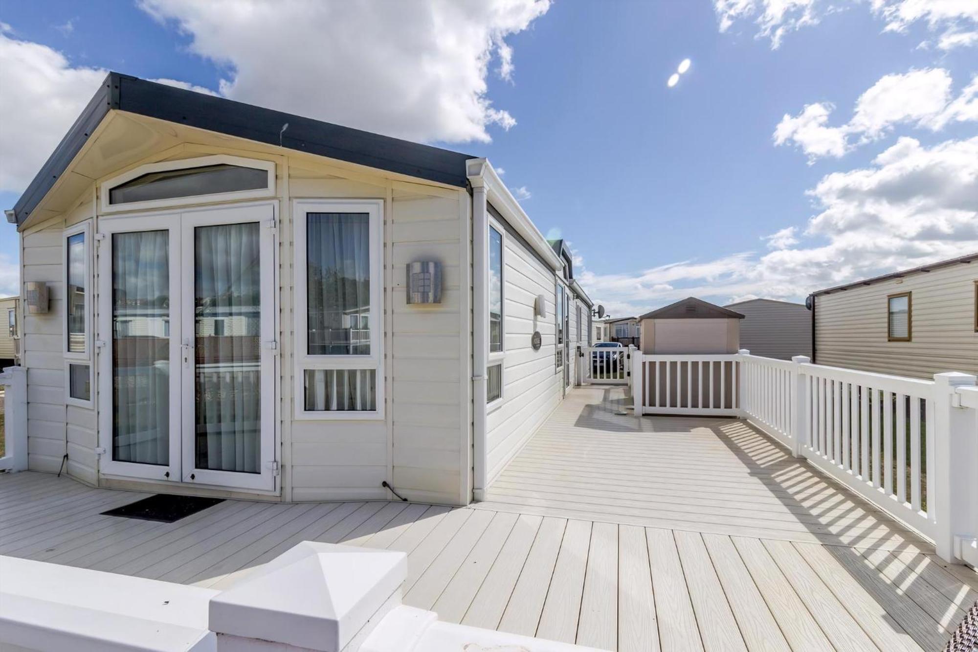 Beautiful, Pet Friendly Caravan By The In Suffolk Ref 40126nd Campsite *
