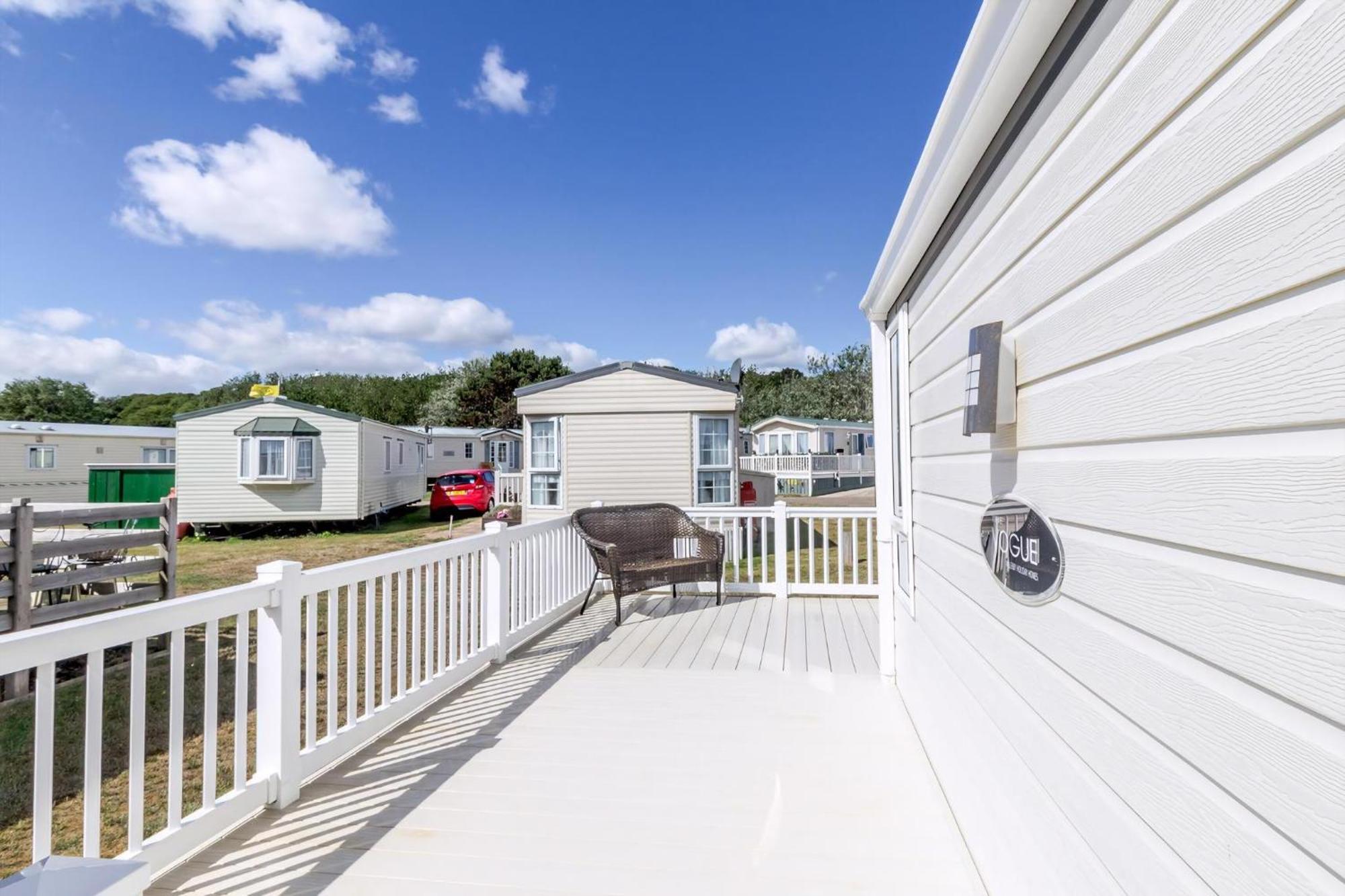 Beautiful, Pet Friendly Caravan By The In Suffolk Ref 40126nd Campsite
