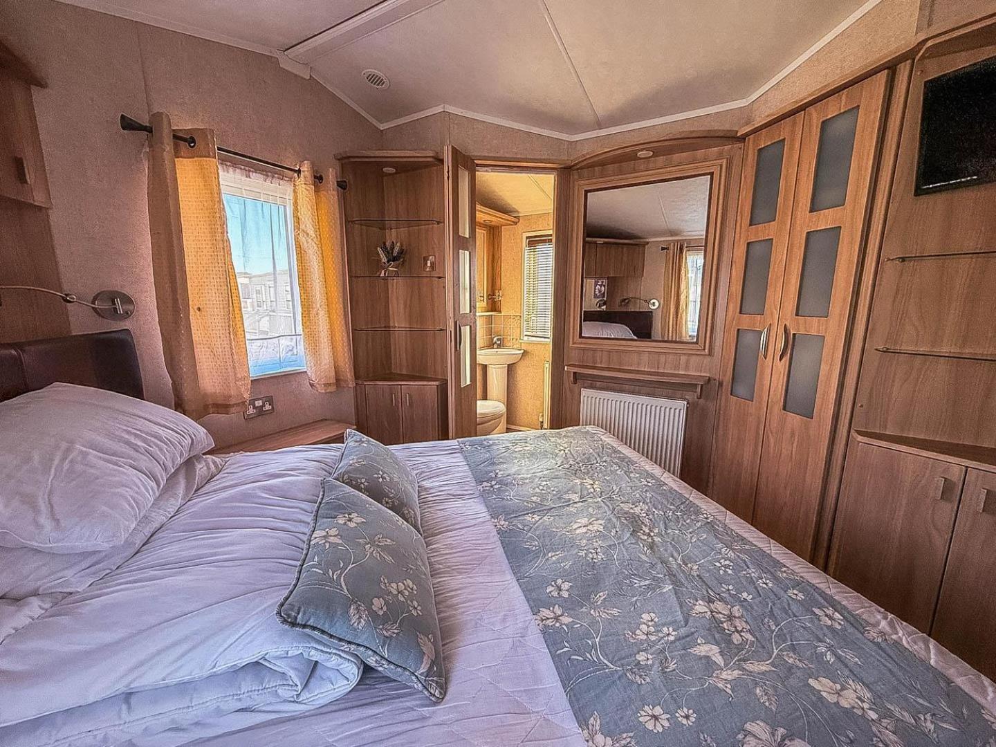 Beautiful, Pet Friendly Caravan By The In Suffolk Ref 40126nd Lowestoft