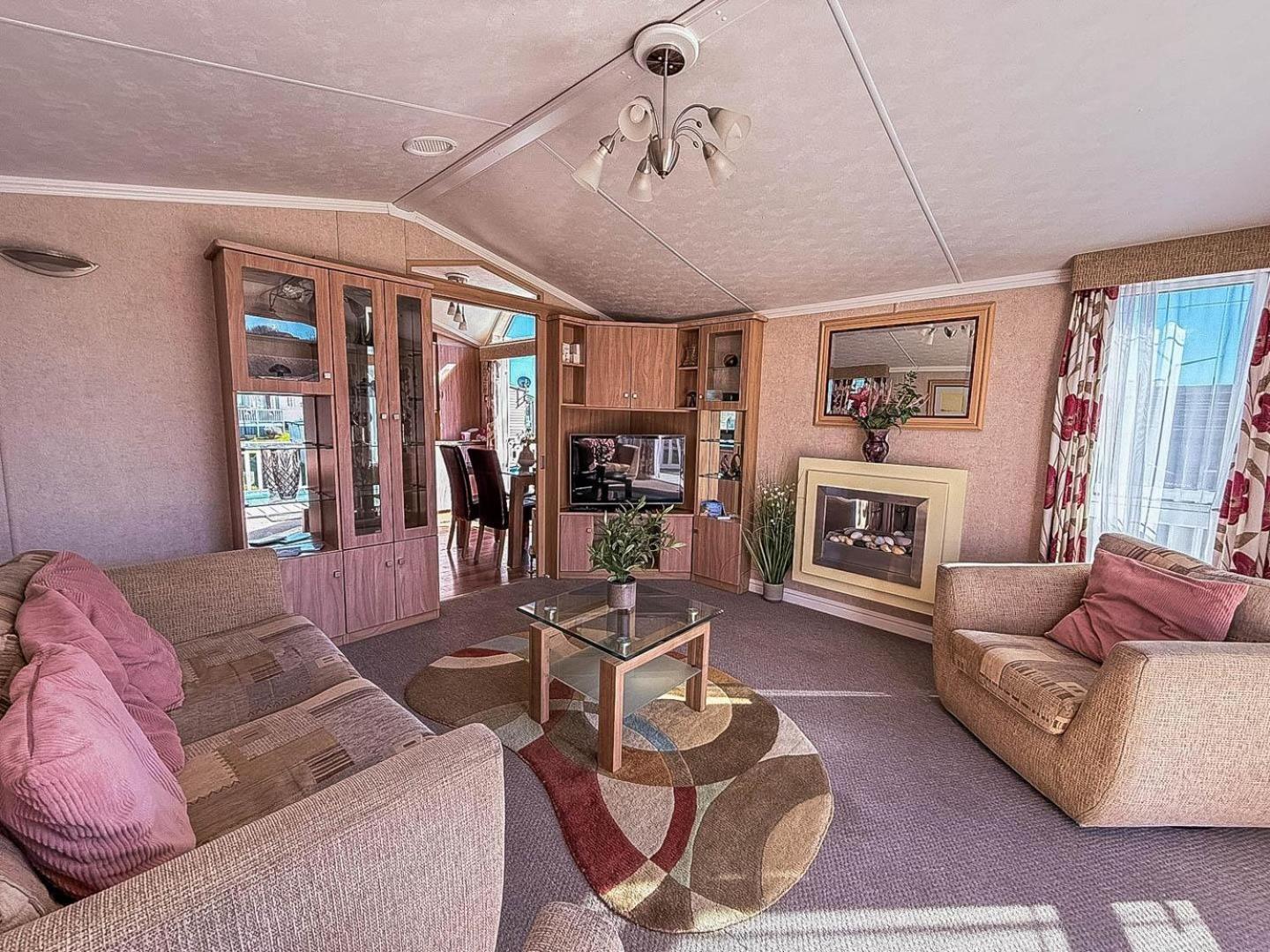 Beautiful, Pet Friendly Caravan By The In Suffolk Ref 40126nd * Lowestoft