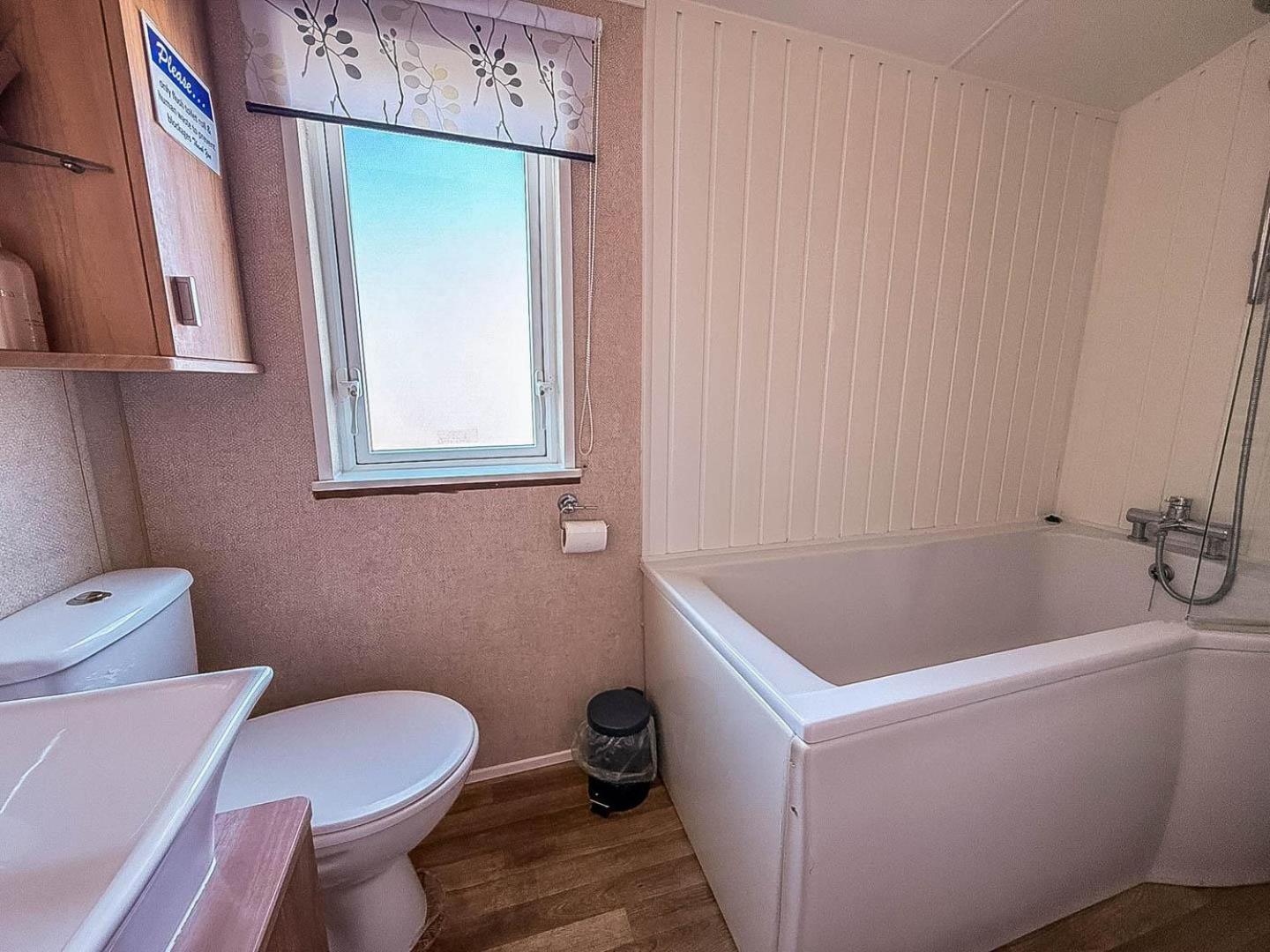 Campsite Beautiful, Pet Friendly Caravan By The In Suffolk Ref 40126nd