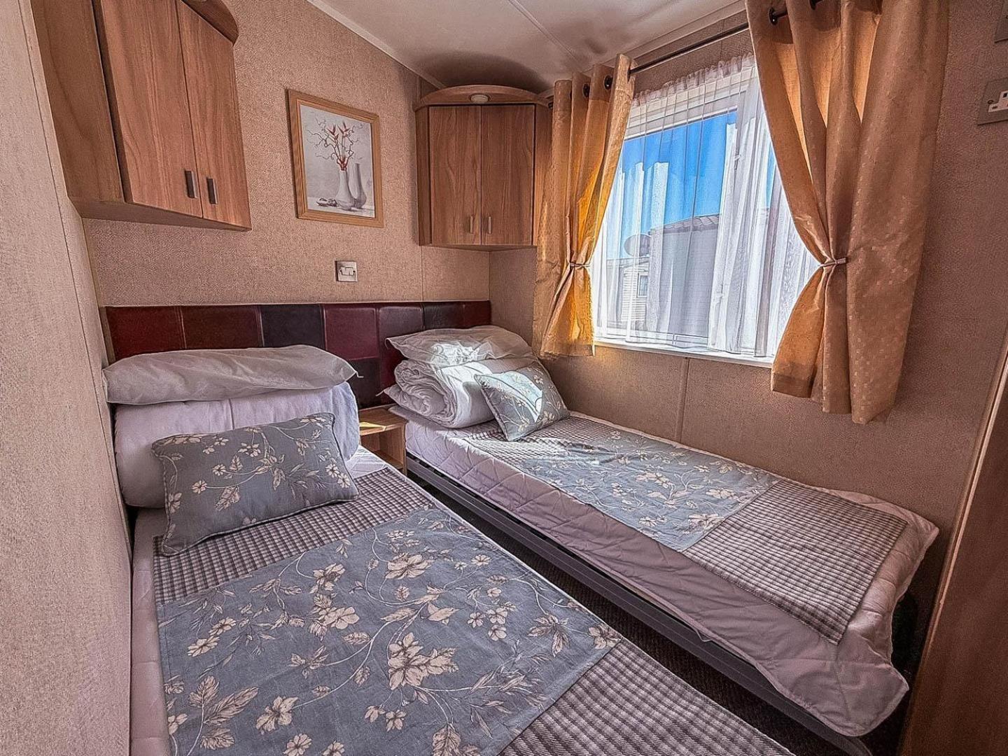 Beautiful, Pet Friendly Caravan By The In Suffolk Ref 40126nd Campsite Lowestoft