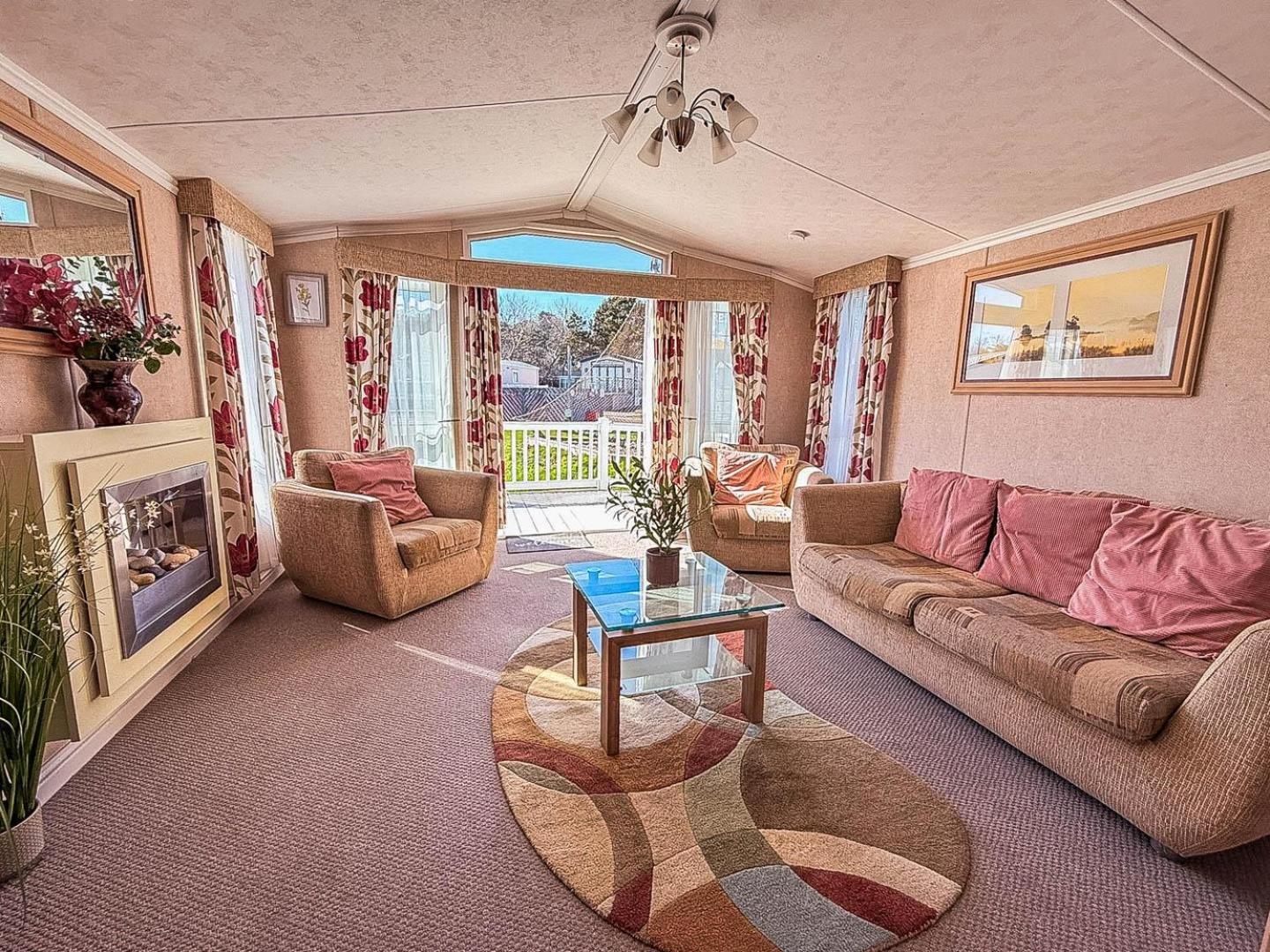 Campsite Beautiful, Pet Friendly Caravan By The In Suffolk Ref 40126nd Lowestoft