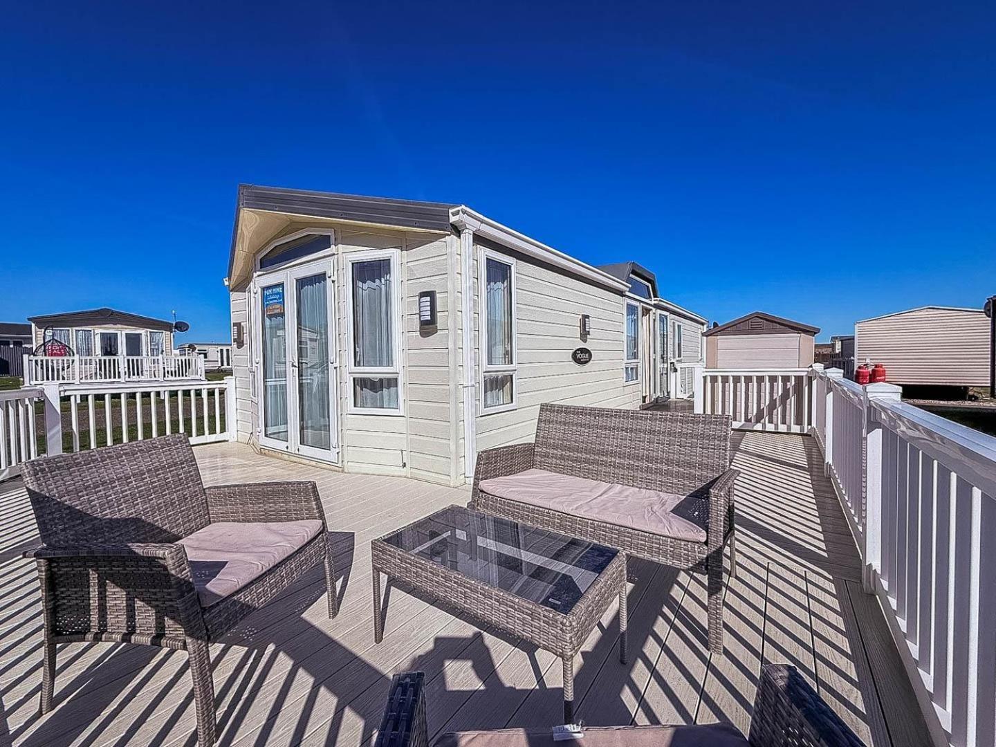 Beautiful, Pet Friendly Caravan By The In Suffolk Ref 40126nd *