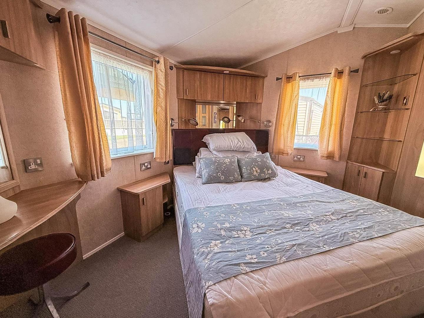Beautiful, Pet Friendly Caravan By The In Suffolk Ref 40126nd Lowestoft