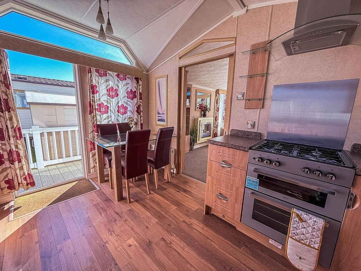 Beautiful, Pet Friendly Caravan By The In Suffolk Ref 40126nd